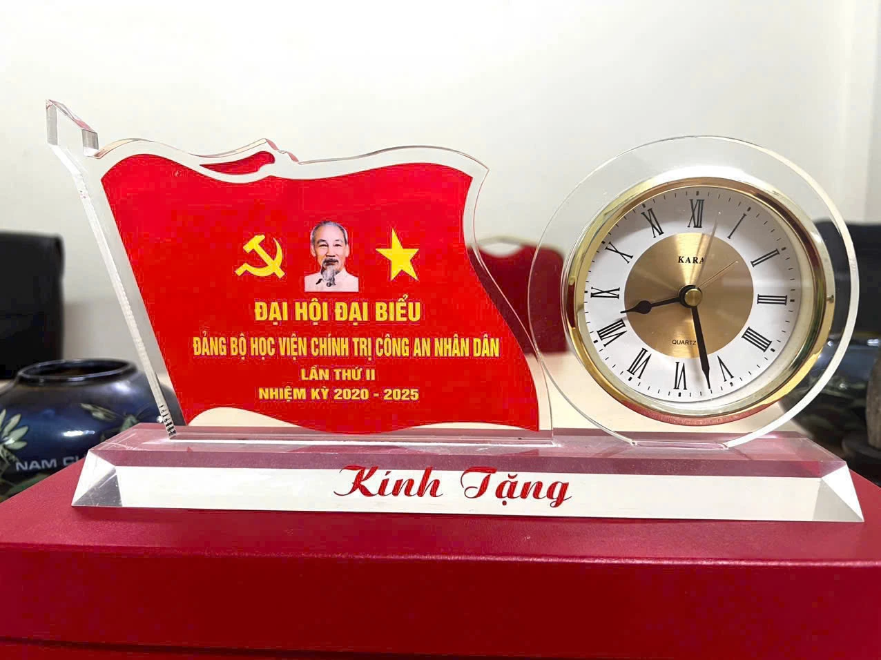 Ảnh chụp nguồn PL03 giữ chân dung, biểu tượng, tên Học viện Chính trị Công an nhân dân, lần thứ II, nhiệm kỳ 2020–2025 và Kính Tặng
