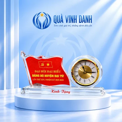 Minh họa đồng hồ pha lê PL03 dáng cờ trên bục Quà Vinh Danh, giữ Đảng bộ huyện Đại Từ, nhiệm kỳ 2025–2030 và Kính Tặng