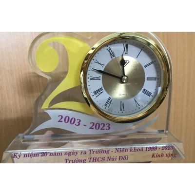 Ảnh chụp nguồn đồng hồ số 20 mảng vàng đế trong, giữ tên Trường THCS Núi Đôi và các mốc in sẵn