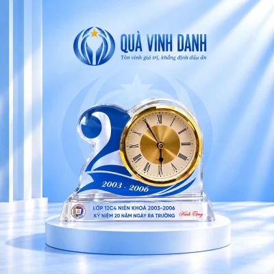 Minh họa đồng hồ pha lê số 20 xanh đế trong trên bục Quà Vinh Danh, giữ Lớp 12C4 niên khóa 2003–2006 và Kính Tặng