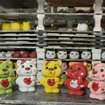 Ảnh nguồn chụp nhóm heo đất gấu Bear với họa tiết trái tim và con vật nhỏ bên thân