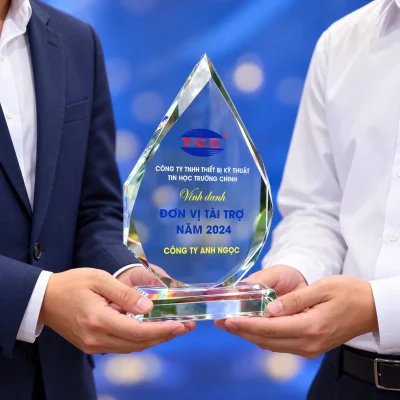 Minh họa hai người trao kỷ niệm chương giọt nước mẫu 21, giữ nội dung nguồn trên vật phẩm