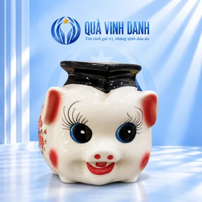 Heo đất cử nhân S1 màu trắng đội mũ đen tua xanh trên nền Quà Vinh Danh