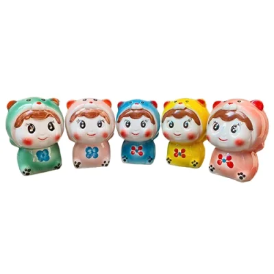 Ảnh nguồn năm búp bê đội mũ thú với các màu xanh lá, hồng nhạt, xanh dương, vàng và hồng cam