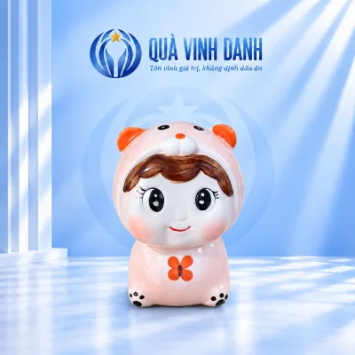 Heo đất búp bê hồng nhạt đội mũ thú, họa tiết cánh bướm cam trên nền Quà Vinh Danh