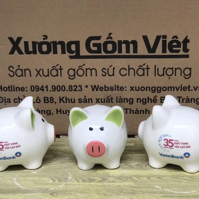Ảnh nguồn heo đất trắng tai xanh với mặt trước và hai bên thân có bản in