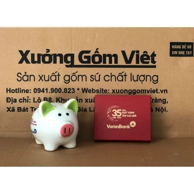 Heo đất trắng tai xanh bên hộp đỏ kỷ niệm trong ảnh nguồn