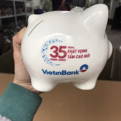 Góc bên heo đất tai xanh cho thấy khe trên lưng và bản in kỷ niệm trong ảnh nguồn