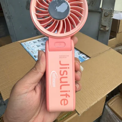 Ảnh thật cầm JISULIFE Life 7 hồng giữ toàn chữ JisuLife infineon PORTABLE FAN SPECIALIST tâm quạt tối bàn tay đồng hồ và bối cảnh nguồn