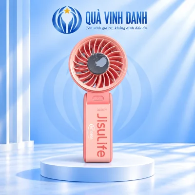 Minh họa JISULIFE Life 7 hồng trên bục Quà Vinh Danh giữ đầu tròn tâm đen nút nguồn khớp gập chữ JisuLife infineon và PORTABLE FAN SPECIALIST