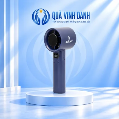 Minh họa một quạt Kalpen AR160 xanh trên bục Quà Vinh Danh giữ đầu tròn logo Kalpen màn hình 120 nút cộng trừ và toàn tay cầm