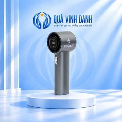 Minh họa Kalpen F13 xám đậm trên bục Quà Vinh Danh giữ đầu trụ logo Kalpen màn hình 100 AIRVOLUME POWER và hai nút bạc