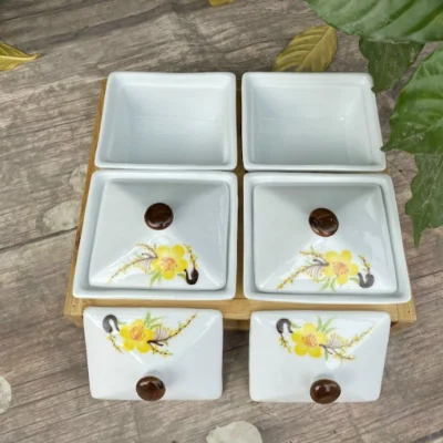 Ảnh nguồn bộ khay chữ nhật với hai hộp mở để thấy lòng hộp và hai nắp đặt phía trước