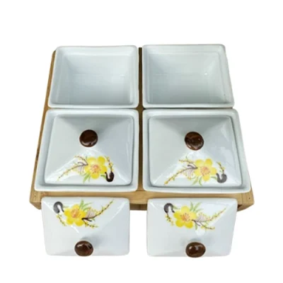 Toàn bộ khay mứt bốn hộp với hai lòng hộp để mở và hai nắp rời phía trước trên nền trắng nguồn