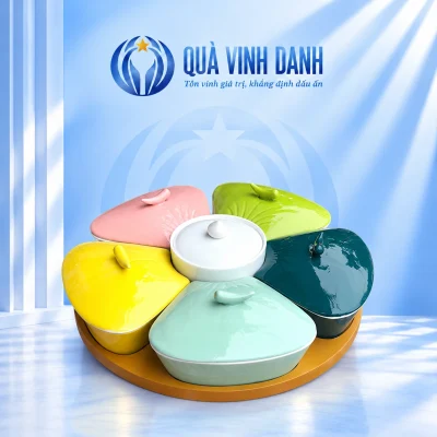 Khay mứt năm cánh đào phối nhiều màu quanh hộp tròn trắng trên khay gỗ