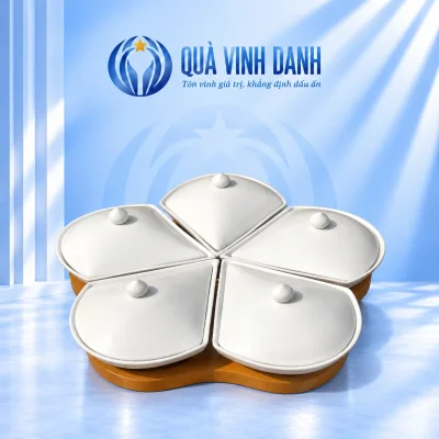 Bộ khay mứt năm cánh hoa khế trắng không có hộp giữa trên khay gỗ hình hoa
