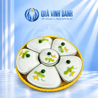 Bộ khay mứt năm cánh sen vàng viền xanh và hộp tròn giữa trên khay mây vàng