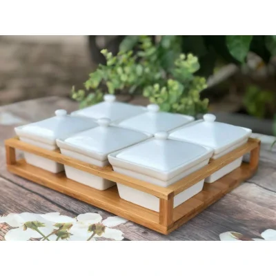 Góc nghiêng bộ sáu hộp trắng đóng nắp, thấy thành gỗ nâng cao và khoảng hở ngang