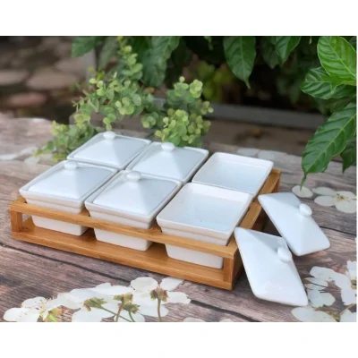 Ảnh nguồn bộ sáu hộp trắng với hai hộp phía phải mở nắp và hai nắp đặt ngoài khay