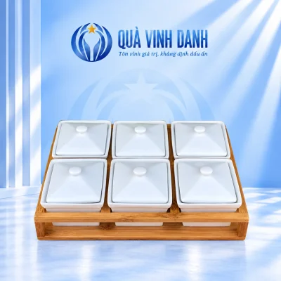 Sáu hộp khay mứt chữ nhật trắng có nắp riêng, xếp hai hàng trên khay gỗ