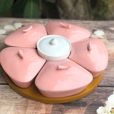 Phương án khay mứt năm cánh đào màu hồng quanh hộp trắng trên khay gỗ tròn