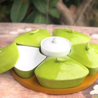Phương án khay mứt cánh đào xanh cốm mở một nắp để thấy lòng hộp trắng