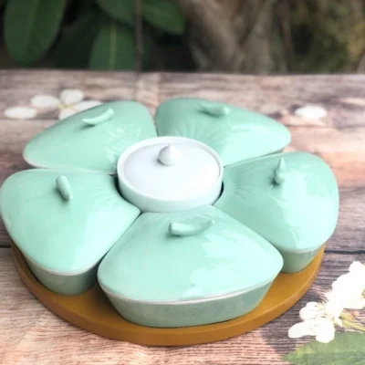 Phương án năm hộp cánh đào xanh ngọc nhạt và hộp tròn trắng trên khay gỗ
