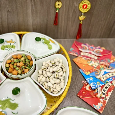 Cận cảnh hộp giữa và hộp cánh sen vàng mở nắp trong khay mây