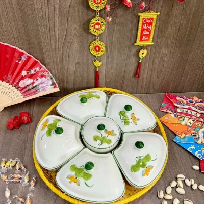 Ảnh nguồn nguyên bộ khay mứt sen vàng đóng sáu nắp trên khay mây tròn