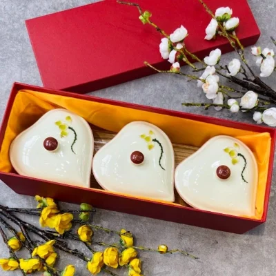 Ảnh nguồn ba hộp tim hoa vàng đặt trong hộp đỏ có lớp lót vàng