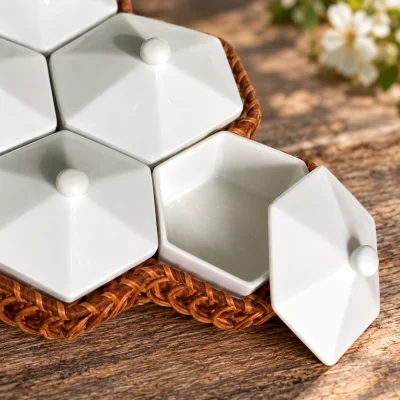 Ảnh cận minh họa hộp lục giác mở, nắp đặt nghiêng và phần khay đan của bộ tổ ong