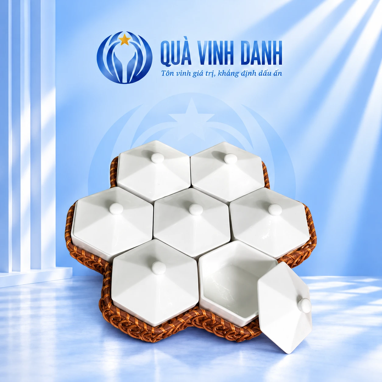 Bộ khay mứt tổ ong bảy hộp lục giác trắng trên khay đan nâu, một hộp mở phía trước bên phải