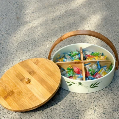 Ảnh nguồn khay mứt bốn ngăn có bánh kẹo minh họa và nắp đặt bên cạnh