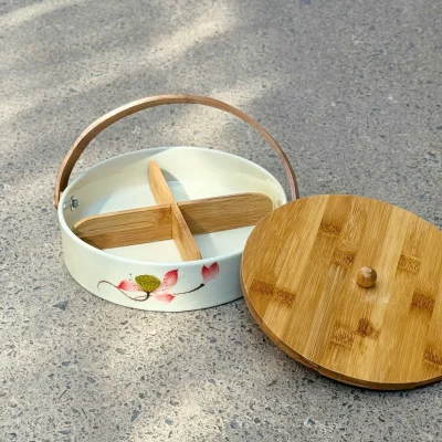 Ảnh nguồn khay tròn mở nắp, lòng chia bốn ngăn và quai vòm