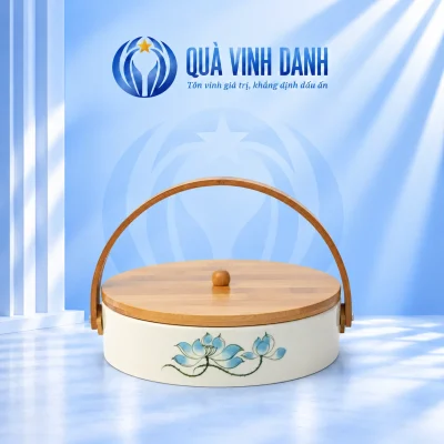 Khay mứt tròn họa tiết sen xanh, nắp tròn và quai vòm trên nền Quà Vinh Danh