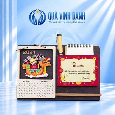 Minh họa bộ lịch gỗ hai khoen 2024 với ngăn giấy bút, giữ Bách Mộc, lời chúc và Kính tặng trên nền Quà Vinh Danh không bục