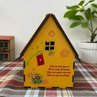 Ảnh thật mặt bên nhà gỗ vàng giữ lời chúc năm mới, cờ đỏ sao vàng, tre và họa tiết Tết