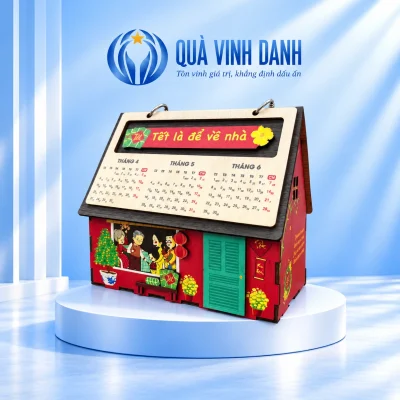 Minh họa lịch gỗ ngôi nhà đỏ giữ Tết là để về nhà, cửa xanh và cảnh gia đình trên bục Quà Vinh Danh