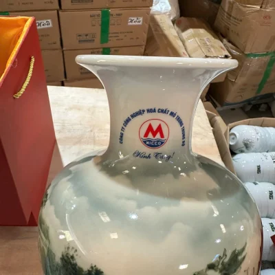Ảnh gốc cận miệng loe cổ lọ trắng logo MICCO và dòng Kính Tặng