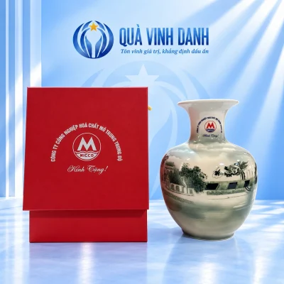 Lọ hoa men trắng cảnh Cầu Rồng và hộp đỏ giữ logo MICCO trên nền Quà Vinh Danh