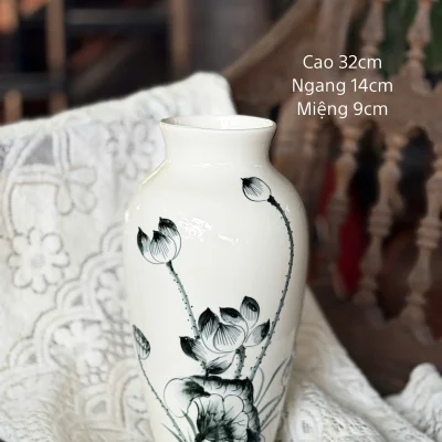 Ảnh nguồn lọ hoa sen đen ghi cao 32 cm, ngang 14 cm và miệng 9 cm