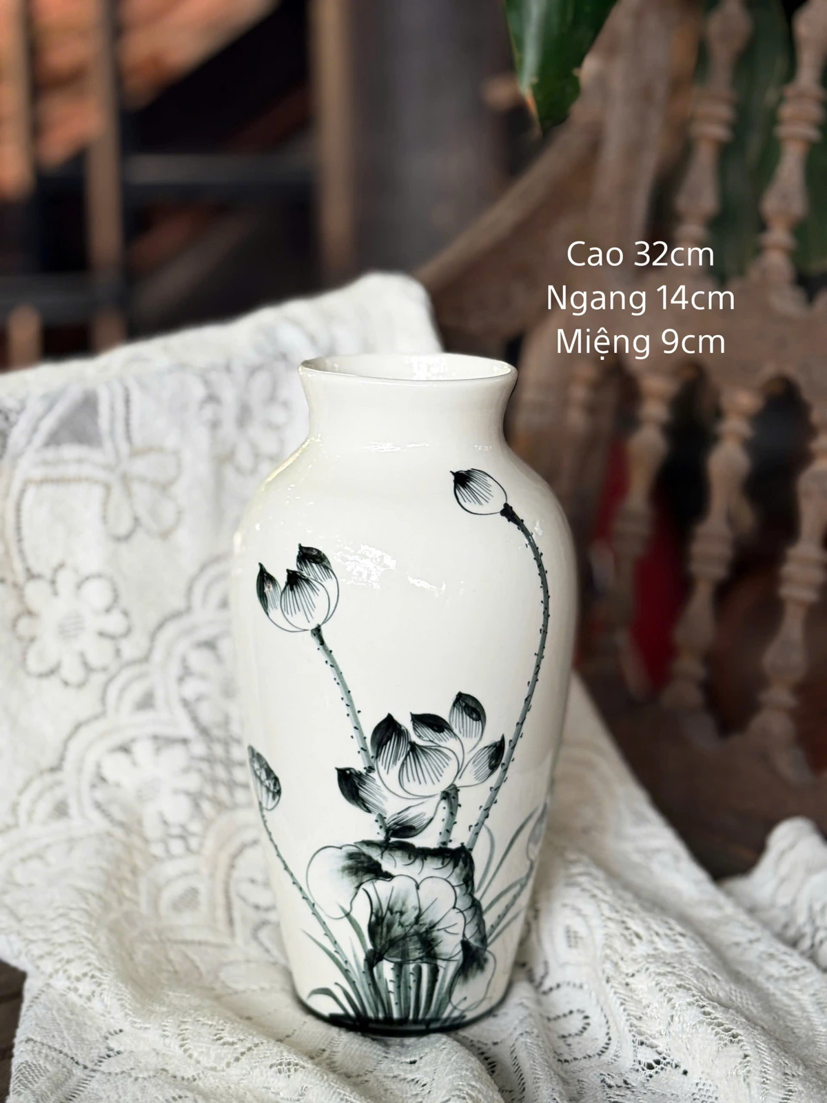 Ảnh nguồn lọ hoa sen đen ghi cao 32 cm, ngang 14 cm và miệng 9 cm