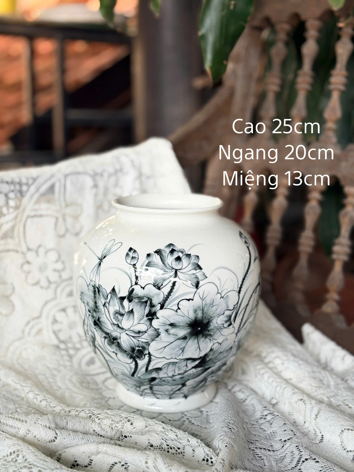 Ảnh nguyên khung lọ hoa dáng vò sen đen ghi cao 25 cm ngang 20 cm miệng 13 cm