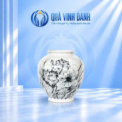 Lọ hoa dáng vò men trắng với hoa sen và lá sen đen trên nền Quà Vinh Danh