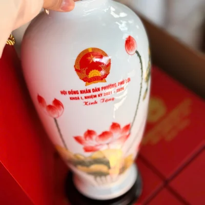 Ảnh gốc cận phần biểu trưng và chữ Hội đồng nhân dân phường Phú Lợi nhiệm kỳ 2021 đến 2026 trên lọ