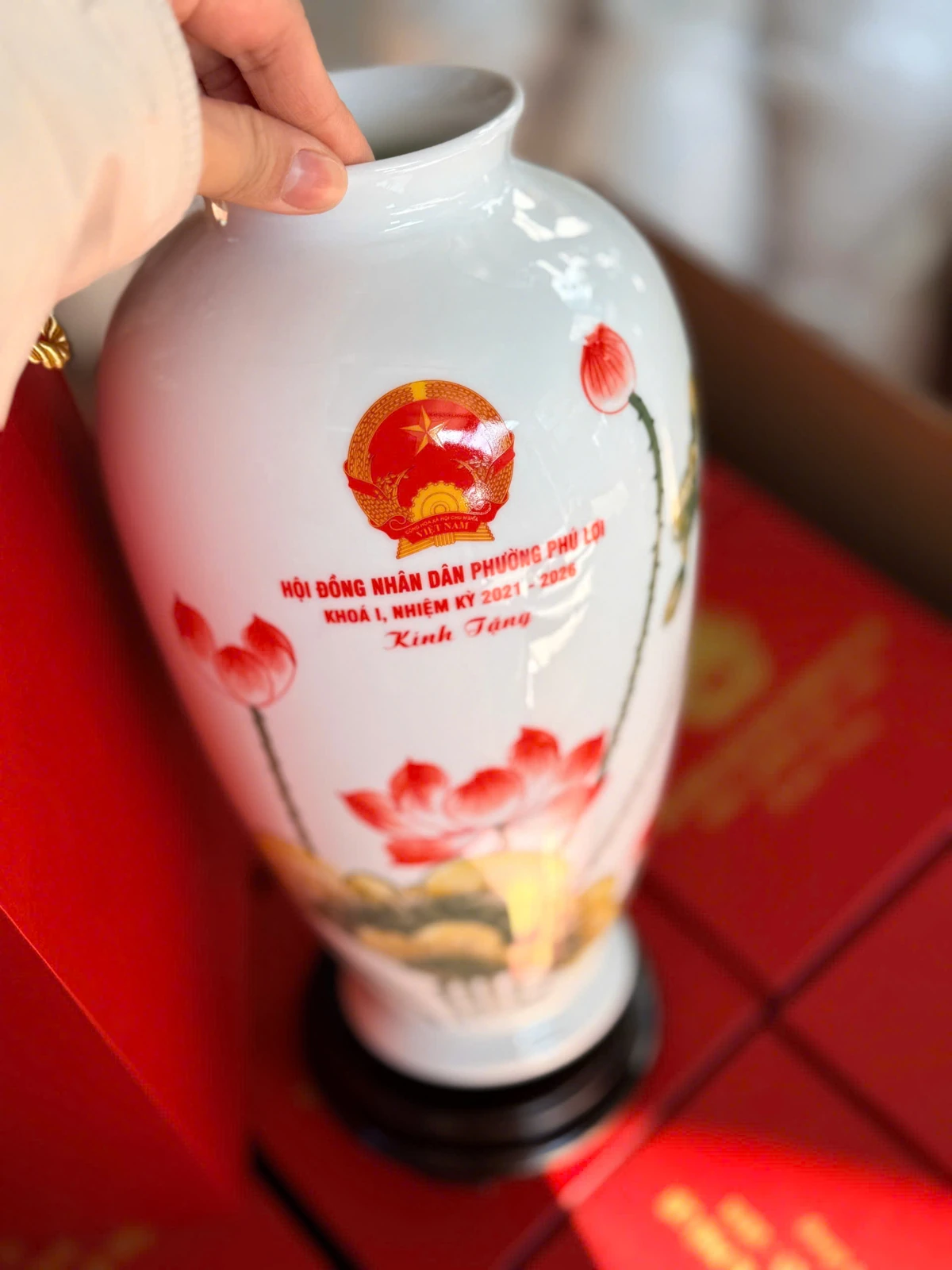 Ảnh gốc cận phần biểu trưng và chữ Hội đồng nhân dân phường Phú Lợi nhiệm kỳ 2021 đến 2026 trên lọ