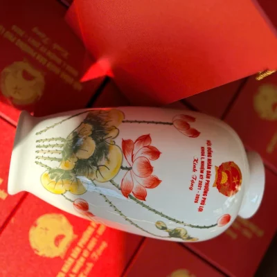 Ảnh gốc lọ sen đỏ đặt ngang để xem toàn bộ cành lá và họa tiết dọc thân
