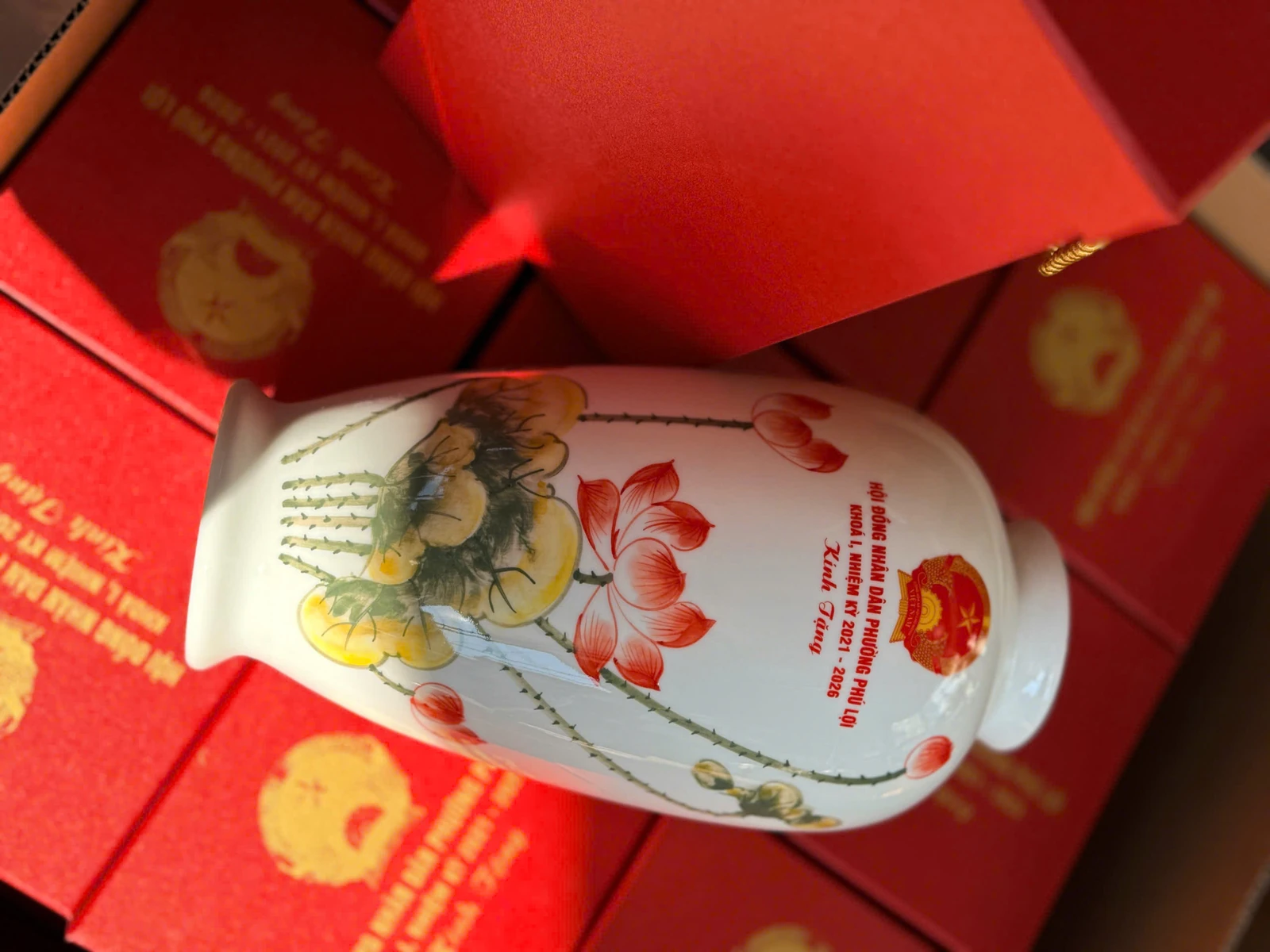 Ảnh gốc lọ sen đỏ đặt ngang để xem toàn bộ cành lá và họa tiết dọc thân
