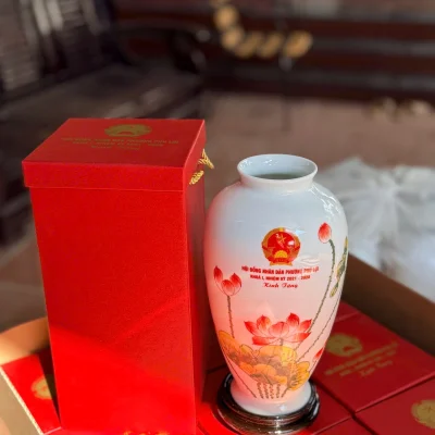 Ảnh gốc nhìn rõ miệng mở và vai tròn của lọ hoa sen đỏ bên hộp đỏ