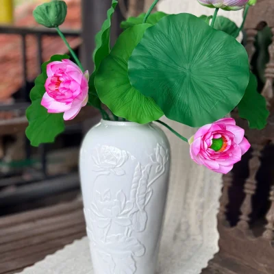 Ảnh gốc lọ hoa men trắng sen nổi với bố cục hoa sen hồng và lá xanh